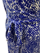 Load image into Gallery viewer, Dian Von Furstenberg Size 0 Blue &amp; White Dress